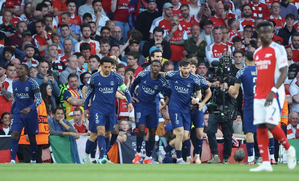 人行道上骑车容易打滑，老哥这么戴头盔，就是在糊弄自己啊（人行道骑车易打滑，这样戴头盔等于自欺欺人）