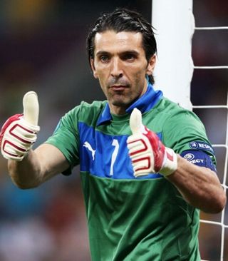 东契奇三双再升级打破联盟纪录（东契奇再攀三双新高，刷新联盟纪录）